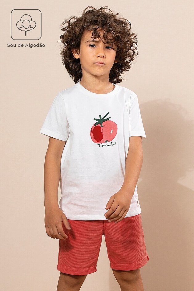 conjunto bugbee camiseta branca com tomate estampado e bermuda tricô vermelha