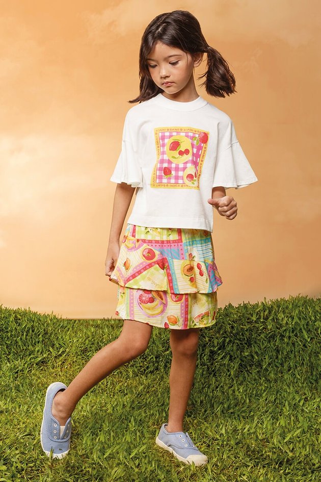 11764cj conjunto blusa saia short moda infantil menina bugbee verao estampa off white branca colorida frutas babados frente