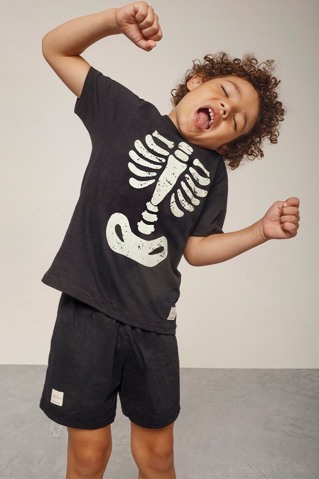 11946cj conjunto camiseta bermuda moda infantil menino bugbee verao estampa halloween preto brilha no escuro frente