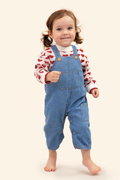 13255 jardineira jeans moda infantil bebe azul claro frente